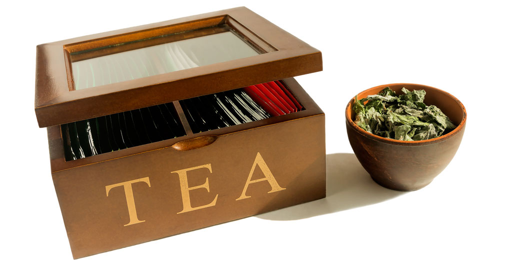 Boîte de thé bio posée sur plan de travail dans cuisine lumineuse
